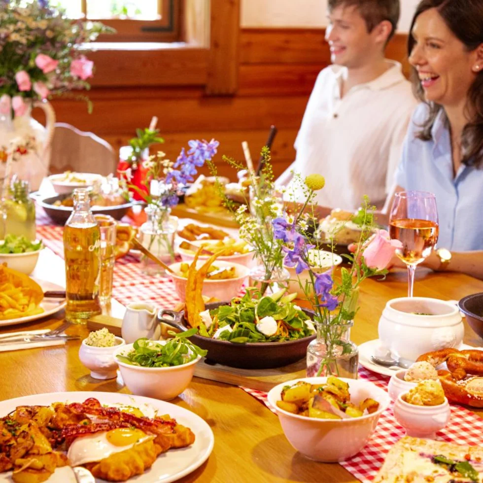 Gäste beim Frühstück und Brunch in einer Bavaria Alm